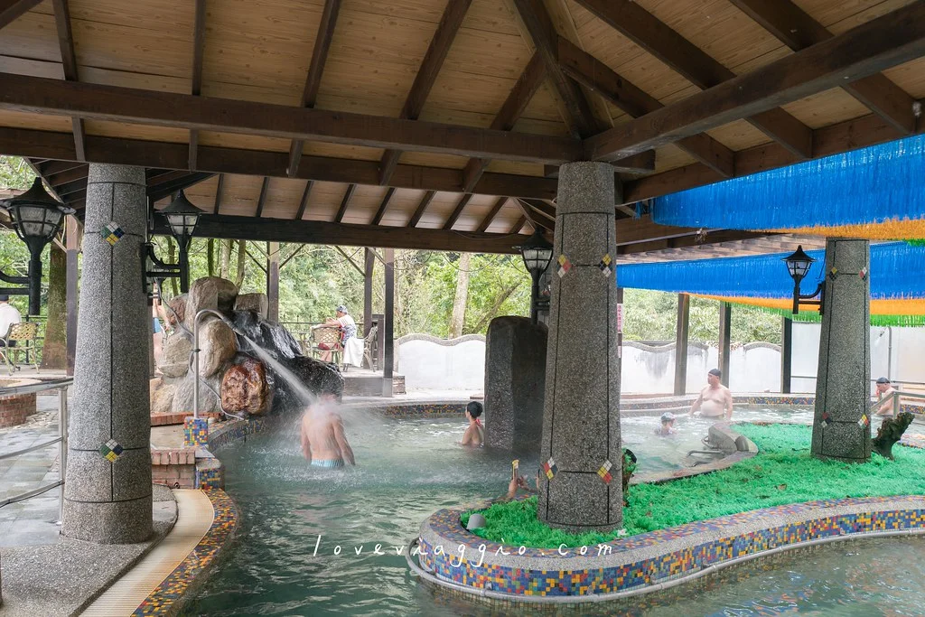 Hình 64 trong bộ tranh dán tường