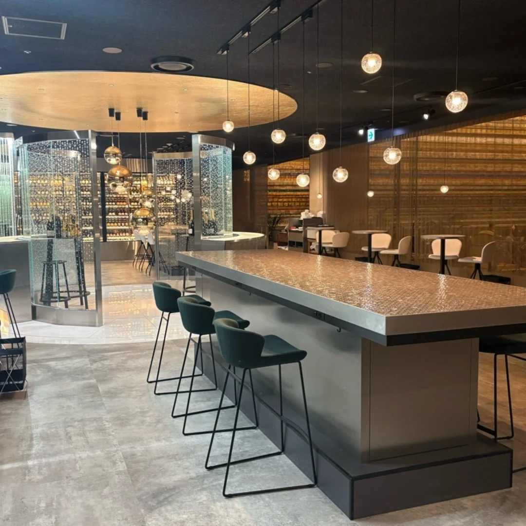 Quầy bar nhà hàng sang trọng với ghế cao và tủ rượu
