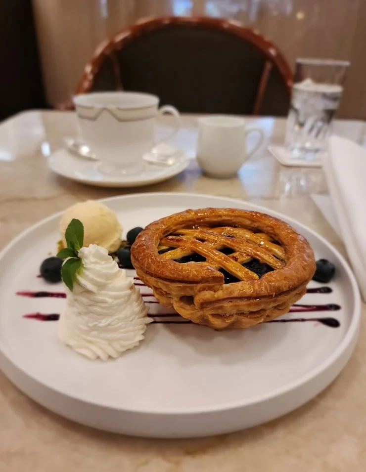 Bánh pie nướng phủ đường dùng kèm kem tươi trên bàn nhà hàng