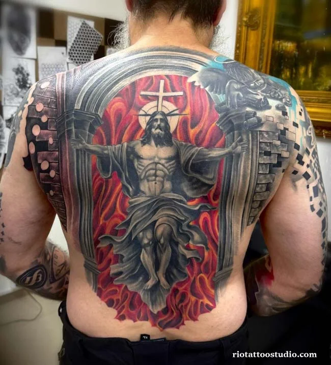 Bức Hình xăm full lưng đẹp cho nam Chúa Jesus tả thực kết hợp vòm nhà thờ linh thiêng do artist Rio thể hiện