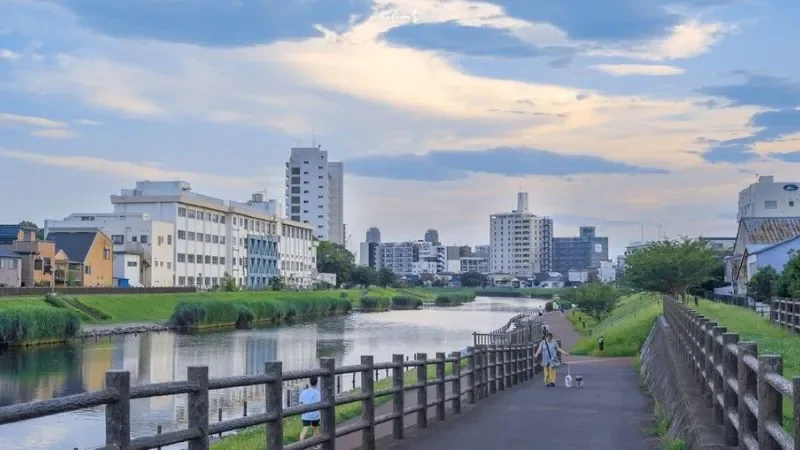 Hình nền phong cảnh đô thị ven sông cho máy tính