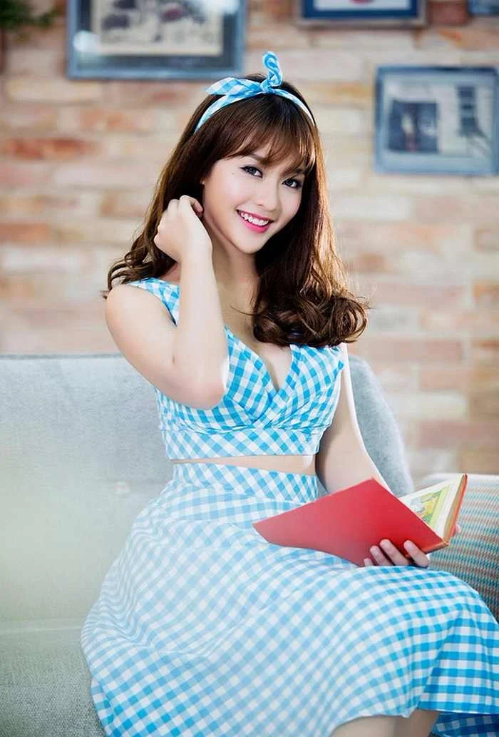 Gái đẹp Việt Nam mặc váy kẻ xanh đọc sách