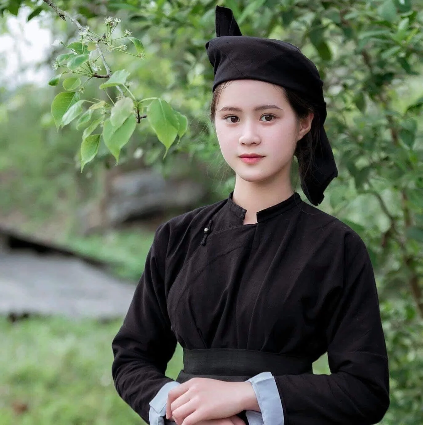 Gái đẹp Việt Nam mặc trang phục truyền thống chụp ảnh ngoại cảnh