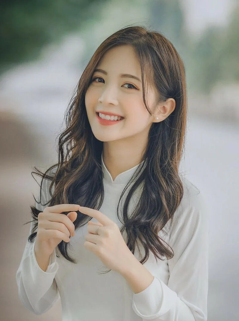 Gái đẹp Việt Nam mặc áo dài trắng tóc dài xoăn