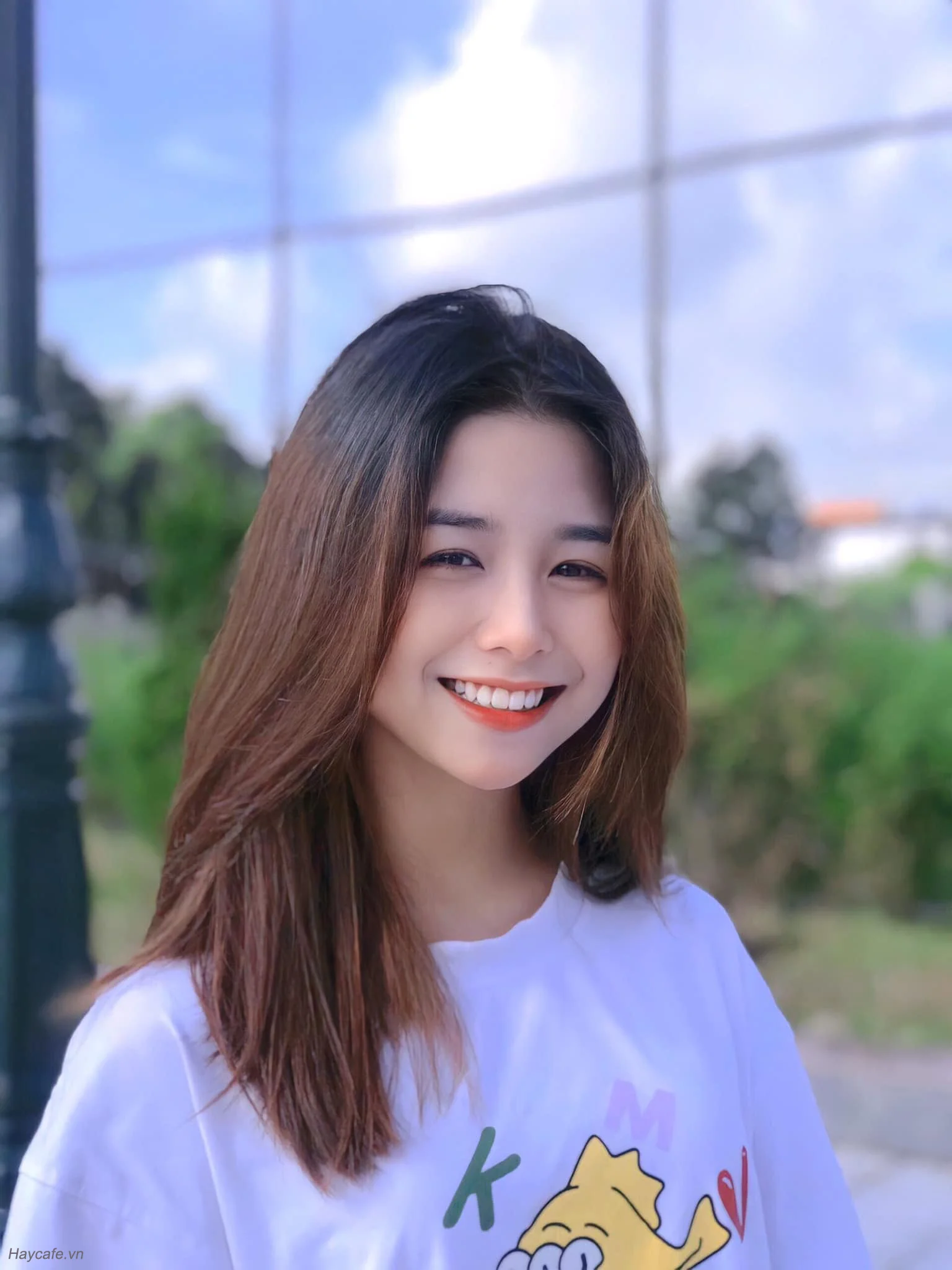 Gái đẹp Việt Nam mặc áo thun trắng ngoài trời
