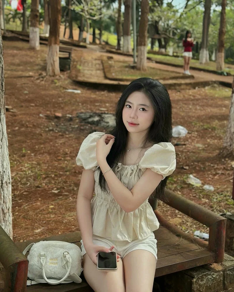 Cô gái Việt Nam xinh đẹp dạo chơi trong công viên