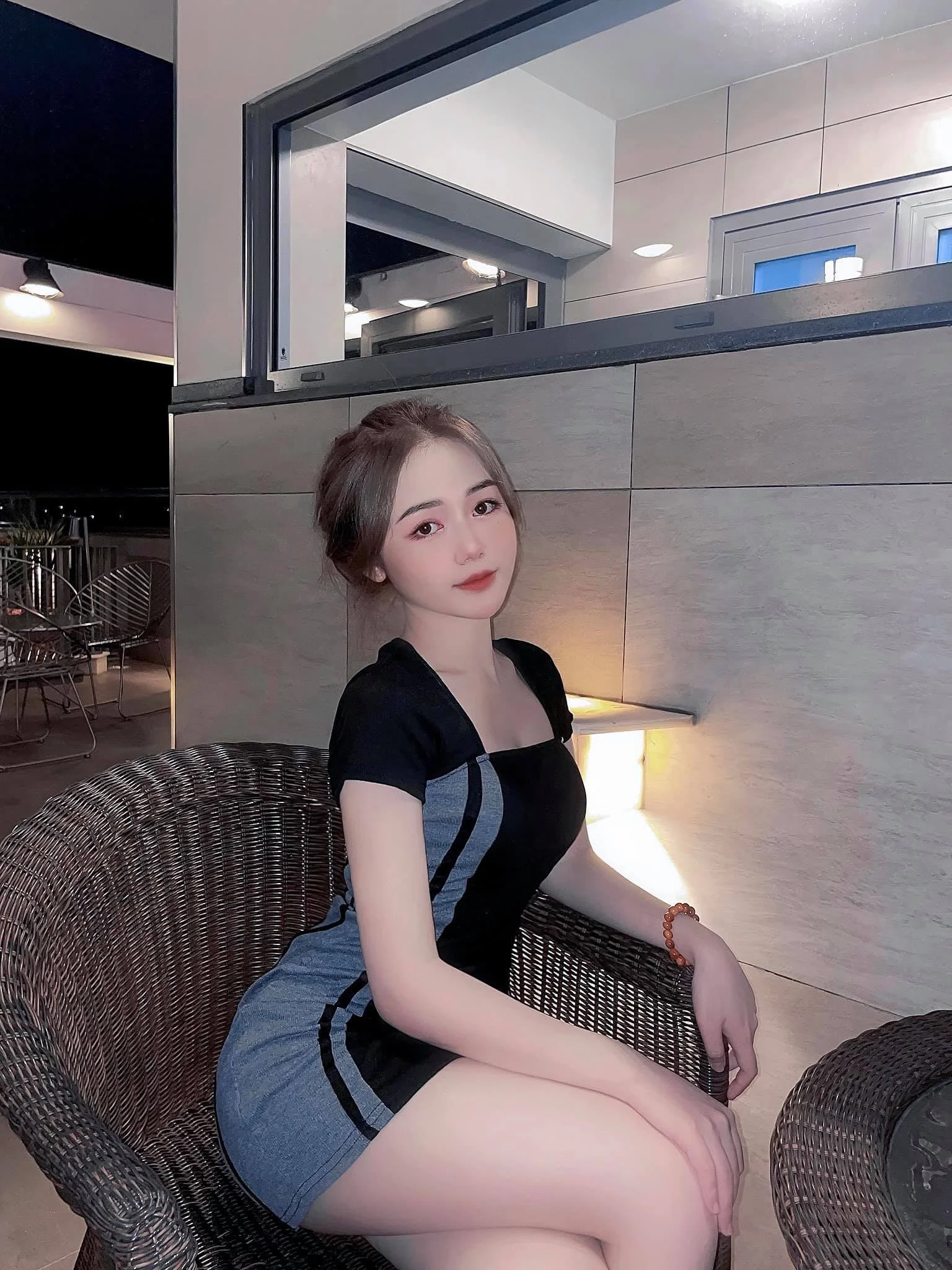 Gái đẹp Việt Nam tạo dáng trong không gian quán cà phê