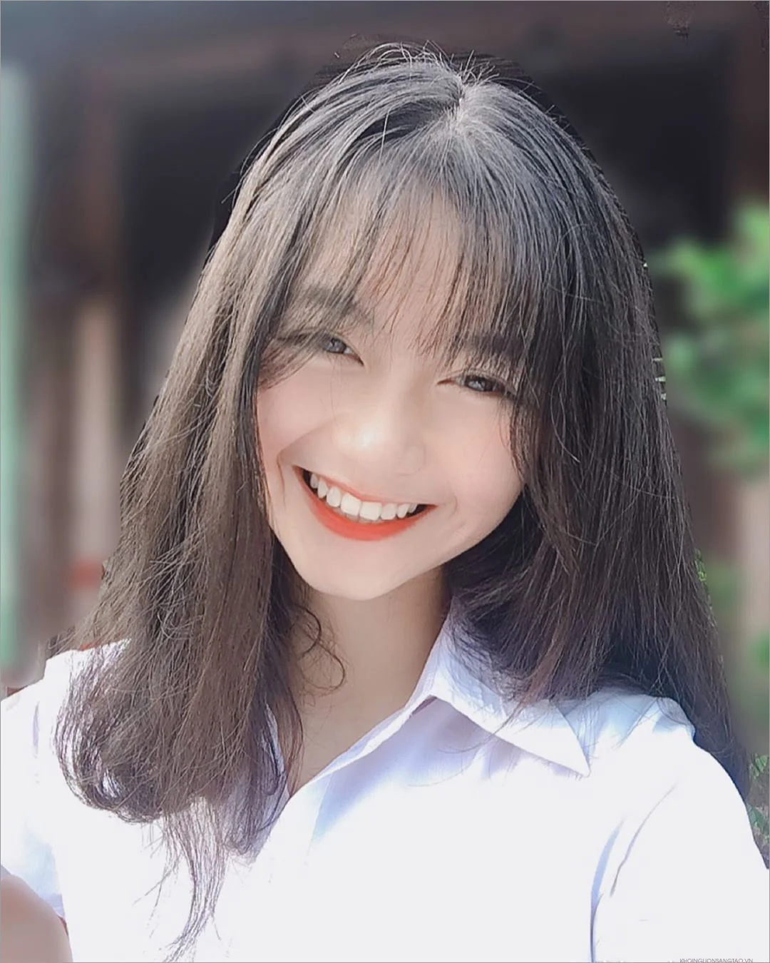 Gái đẹp Việt Nam tóc dài mặc áo sơ mi trắng
