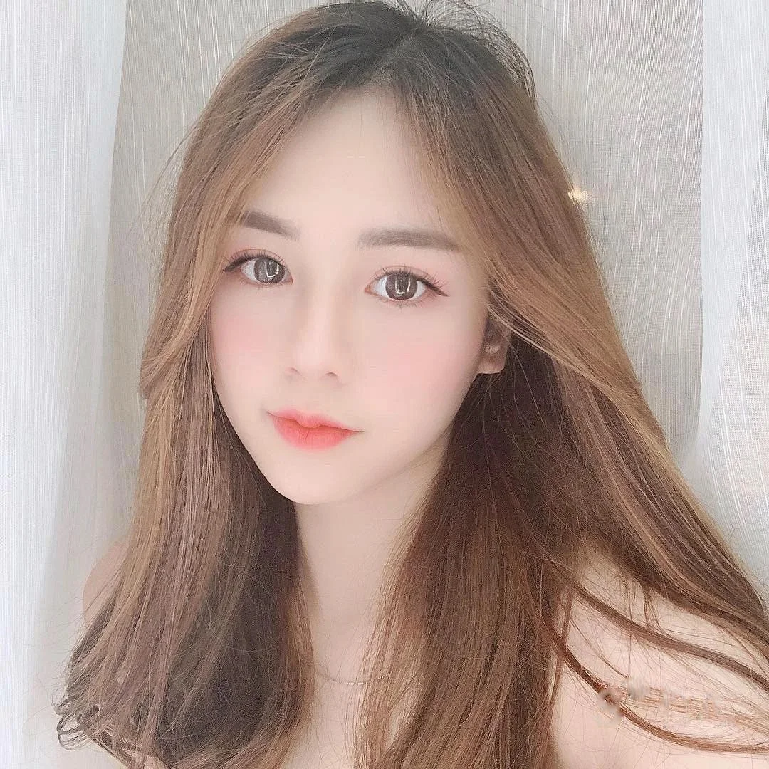 Chân dung cô gái Việt Nam xinh đẹp với mái tóc dài