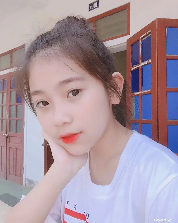 gái đẹp việt nam tự chụp ảnh selfie tại cửa kính xanh