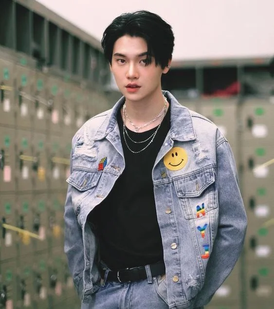 Kiểu tóc layer ngắn nam thời thượng với phong cách phối đồ denim năng động