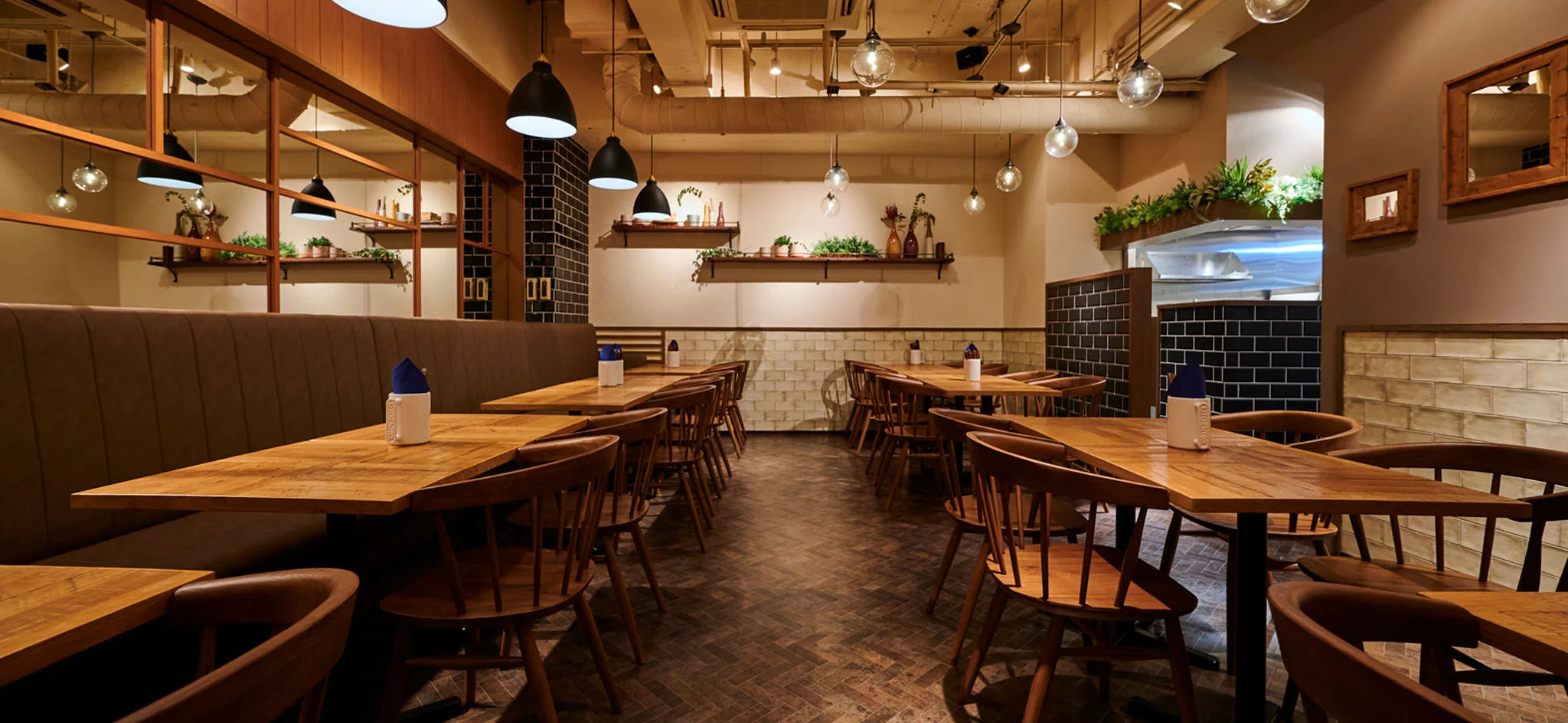 Nội thất nhà hàng rộng rãi với bàn ghế gỗ, quầy bar và kệ trang trí