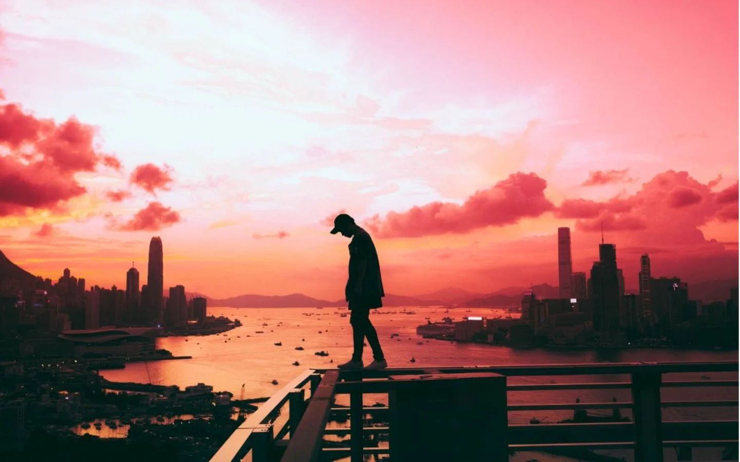 Bóng người cô đơn đón ráng hồng