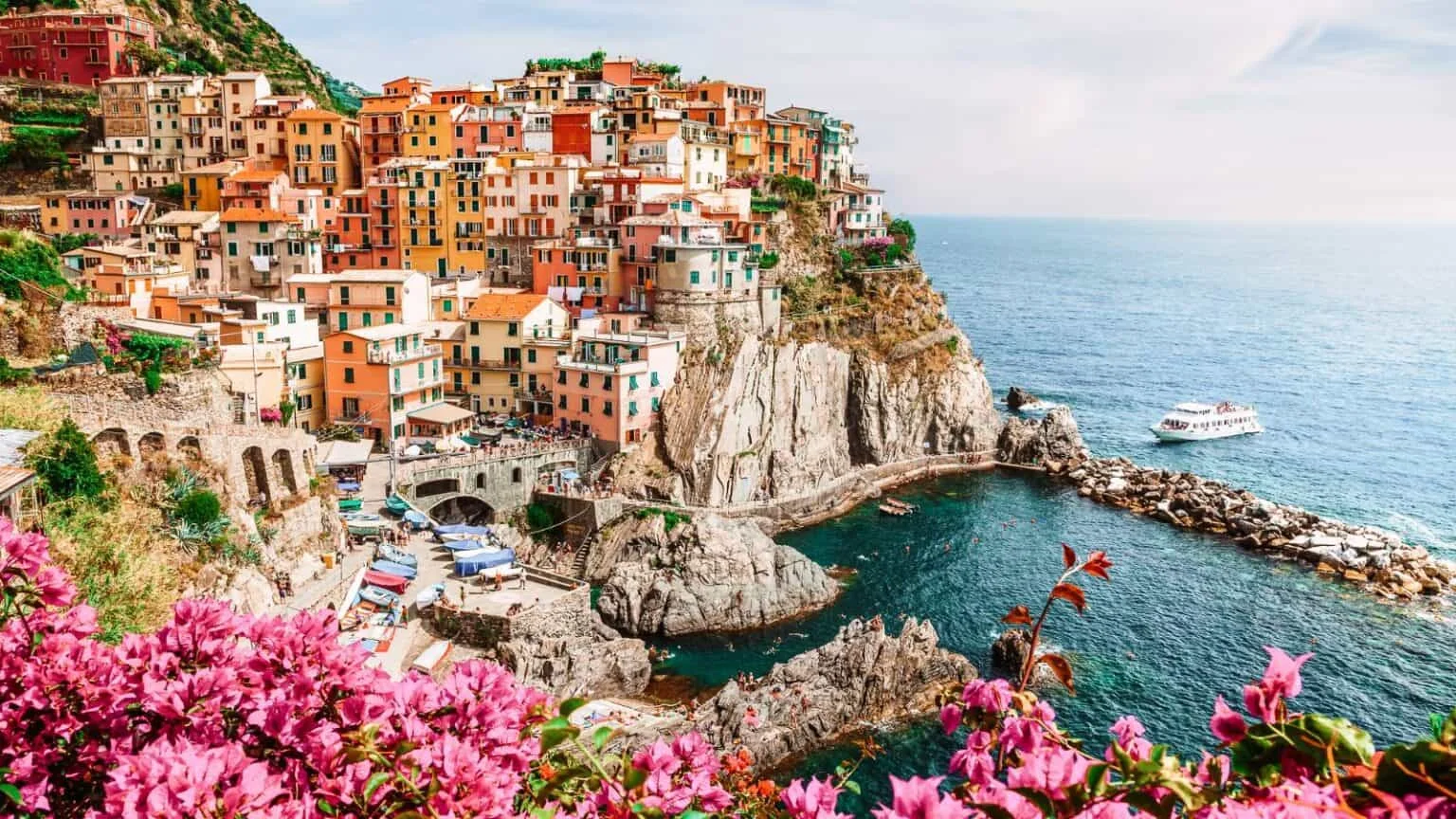 Top 36 ảnh đại diện đẹp với khung cảnh làng ven biển Manarola đầy màu sắc bên vách đá và biển xanh