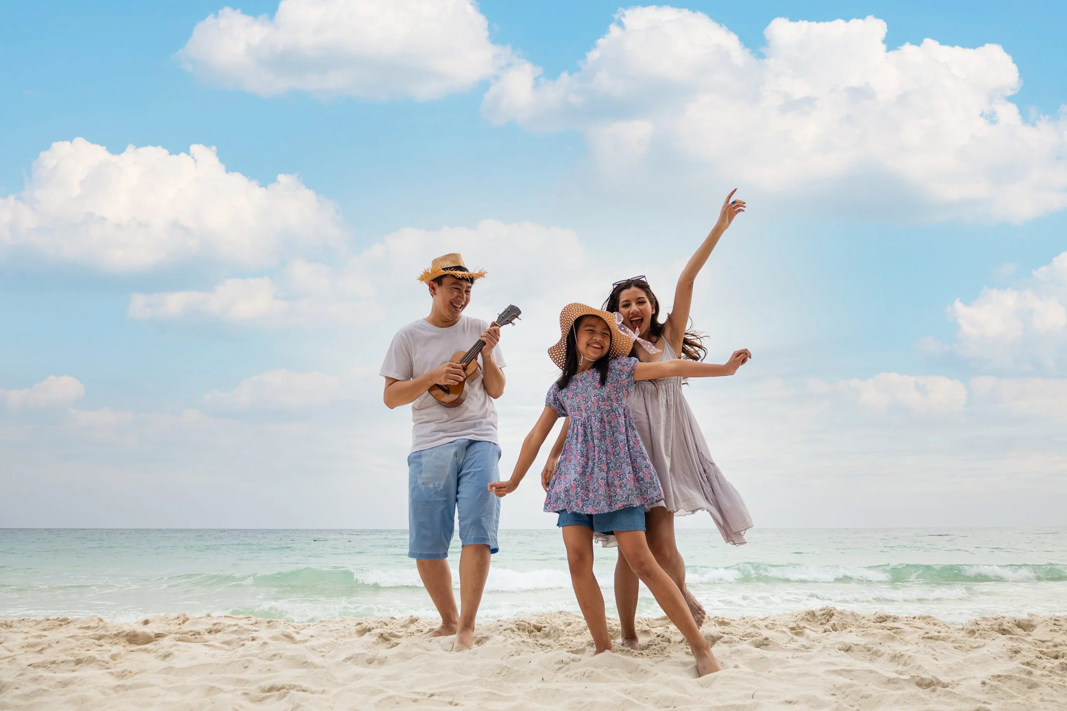 Top 36 ảnh đại diện đẹp với nhóm bạn vui vẻ chơi ukulele và nhảy múa trên bãi biển xanh dưới bầu trời nhiều mây