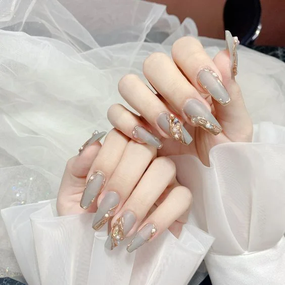 Mẫu nail đẹp cô dâu màu nude trong suốt đính đá bạc thanh lịch