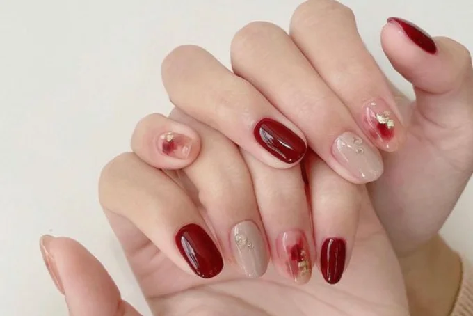 Mẫu nail đẹp đỏ rượu vang phối nền nude và hoa đính đá