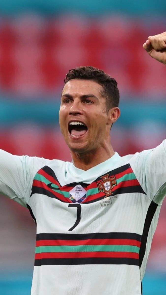 Hình nền Ronaldo ghi bàn ăn mừng (2)