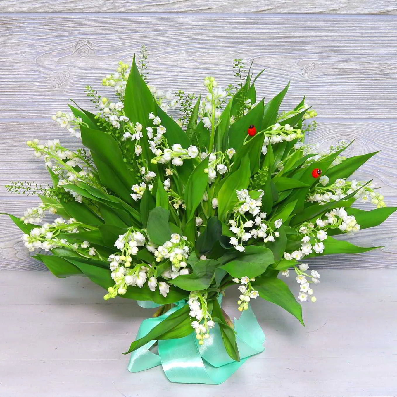 Bó hoa linh lan đặt trên nền gỗ
