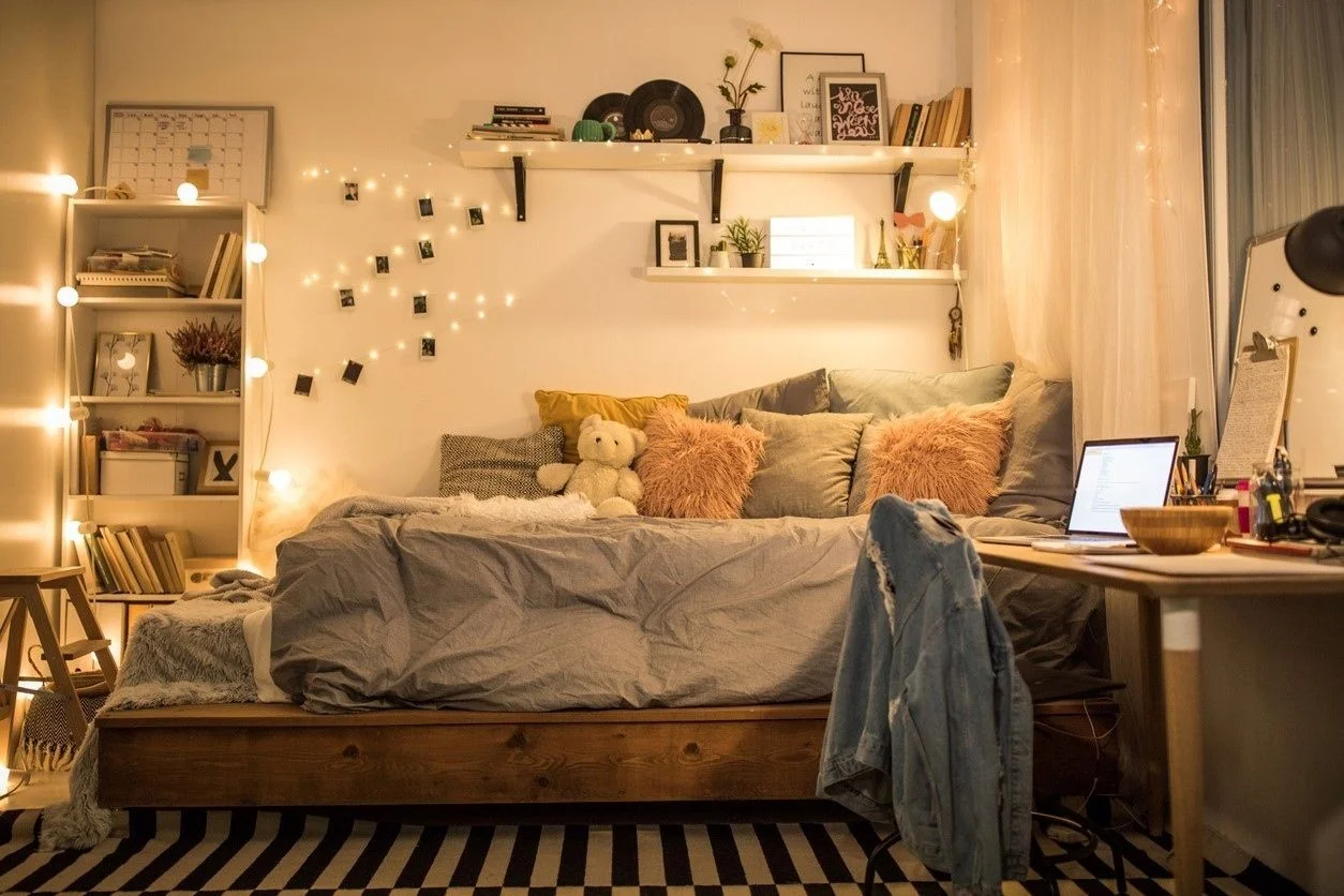 Mẫu phòng ngủ chill decor đèn LED