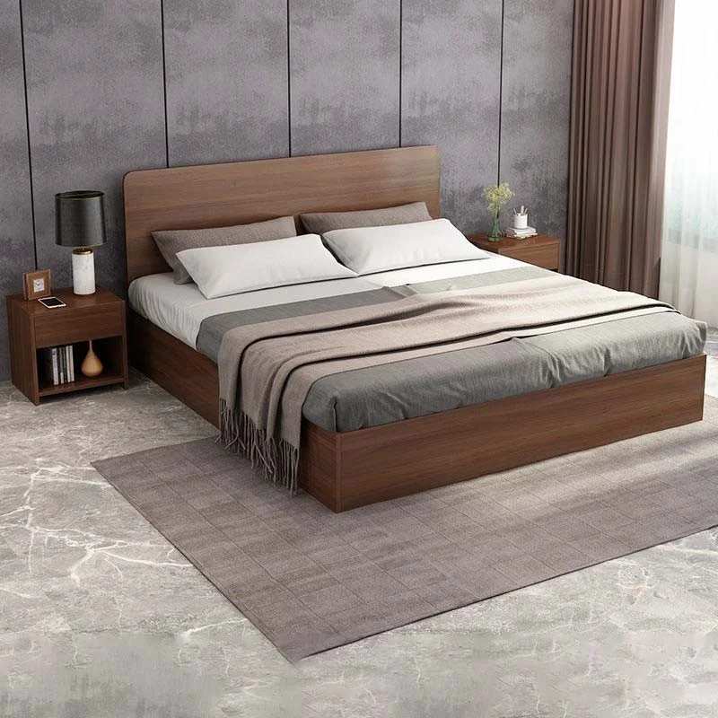 Phòng ngủ hiện đại với giường gỗ nâu, chăn xám và tường đầu giường trang trí