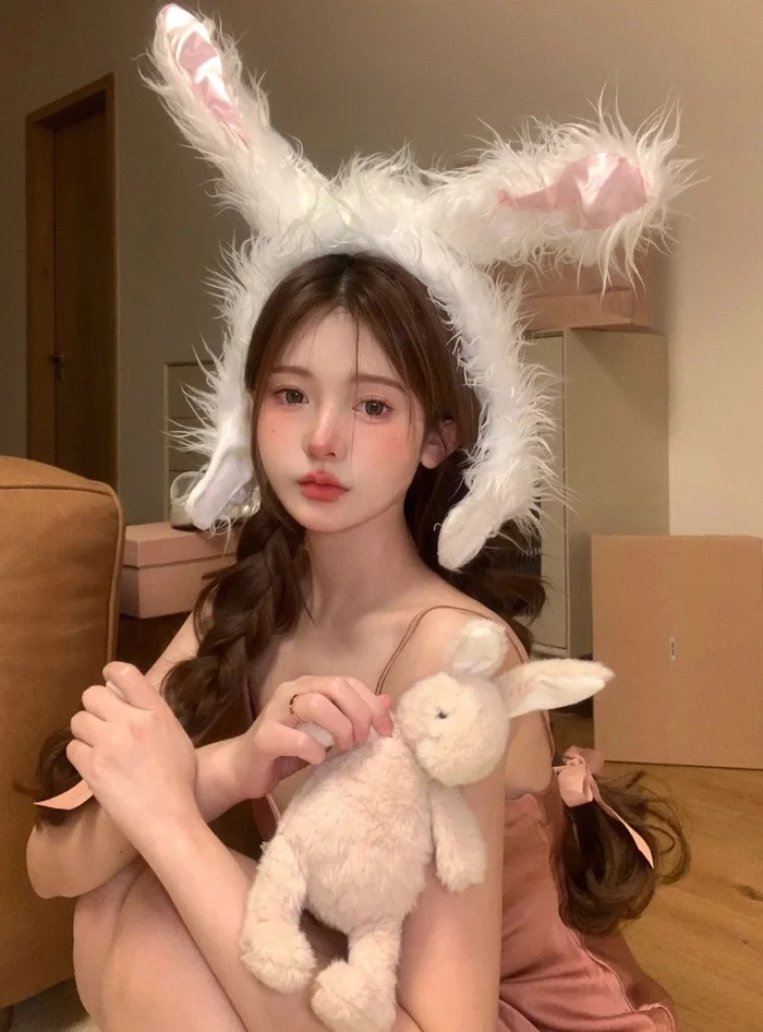 Gái xinh cosplay thỏ với tai dài dễ thương
