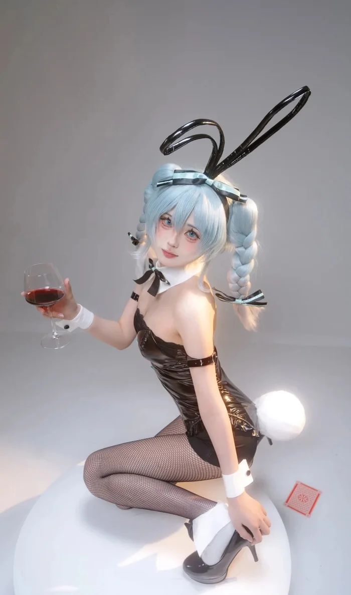 Ảnh gái xinh cosplay thỏ đen khoe vai trần