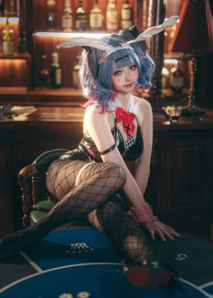 Ảnh gái xinh cosplay thỏ đen trong studio