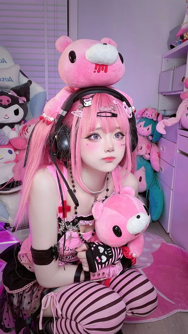 Hot girl SeeU cosplay Vương Giả Vinh Diệu xinh hơn bản gốc