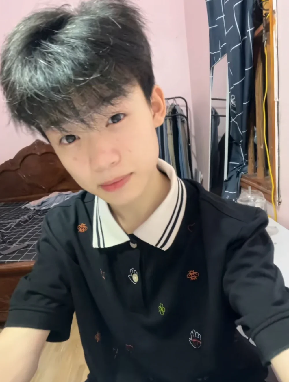 ảnh trai đẹp k11 nam sinh phong cách dễ thương chụp ảnh selfie trong phòng