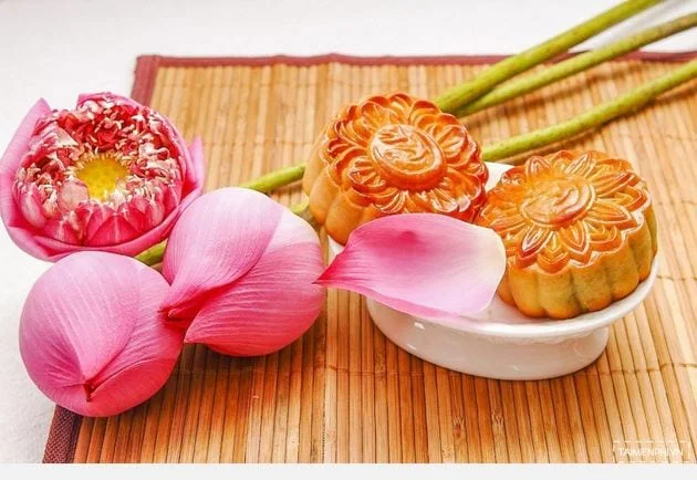 Nền PowerPoint hoa sen hồng và bánh trung thu trên khay gỗ
