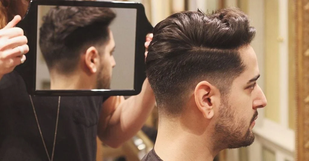 Thợ cắt tóc đang tạo kiểu undercut cho khách hàng