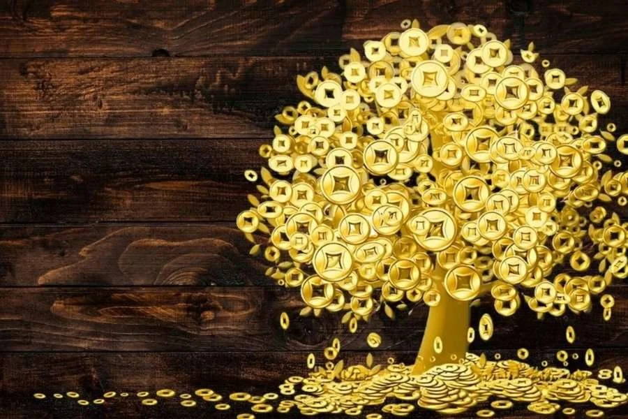 Cây tài lộc kết từ đồng tiền vàng trên nền gỗ