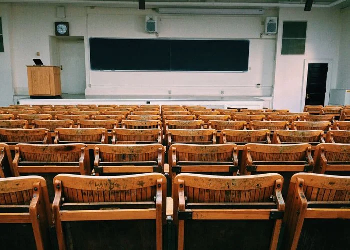 hình ảnh lớp học giảng đường đại học với hàng ghế gỗ