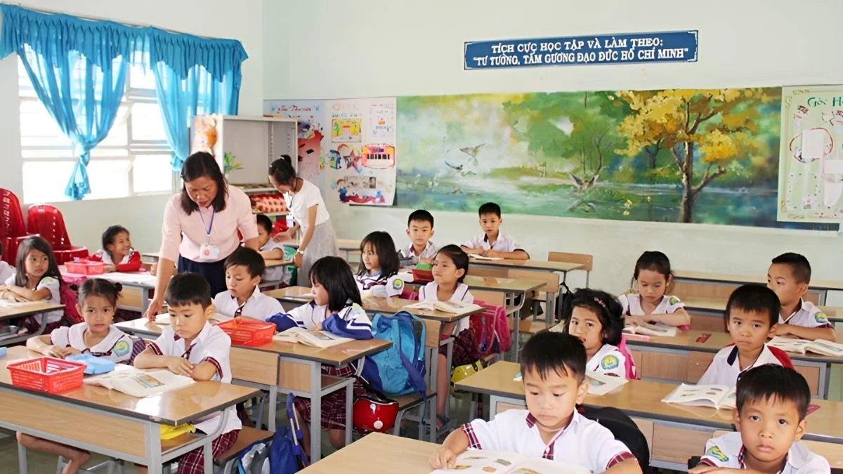Hình ảnh lớp học cấp 1 vui vẻ