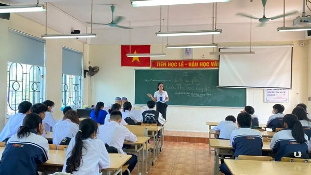 ảnh lớp học cấp 3 hạnh phúc