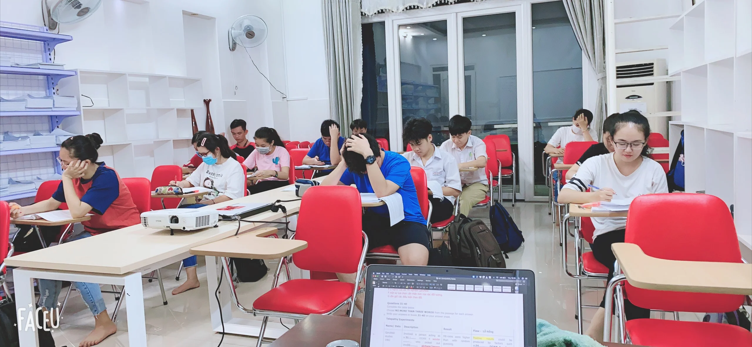 Hình ảnh lớp học thực tế với học viên người lớn ngồi học trong phòng hiện đại