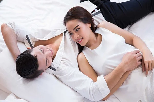 Quan hệ tư thế nào dễ thụ thai nhất? Những kiểu yêu khó tưởng khiến bác sĩ cũng đứng hình