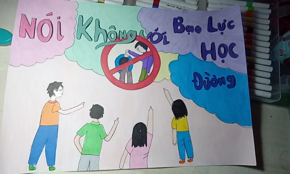 Tranh vẽ nói không với bạo lực học đường, các cảnh đánh nhau bị gạch chéo và dấu cấm