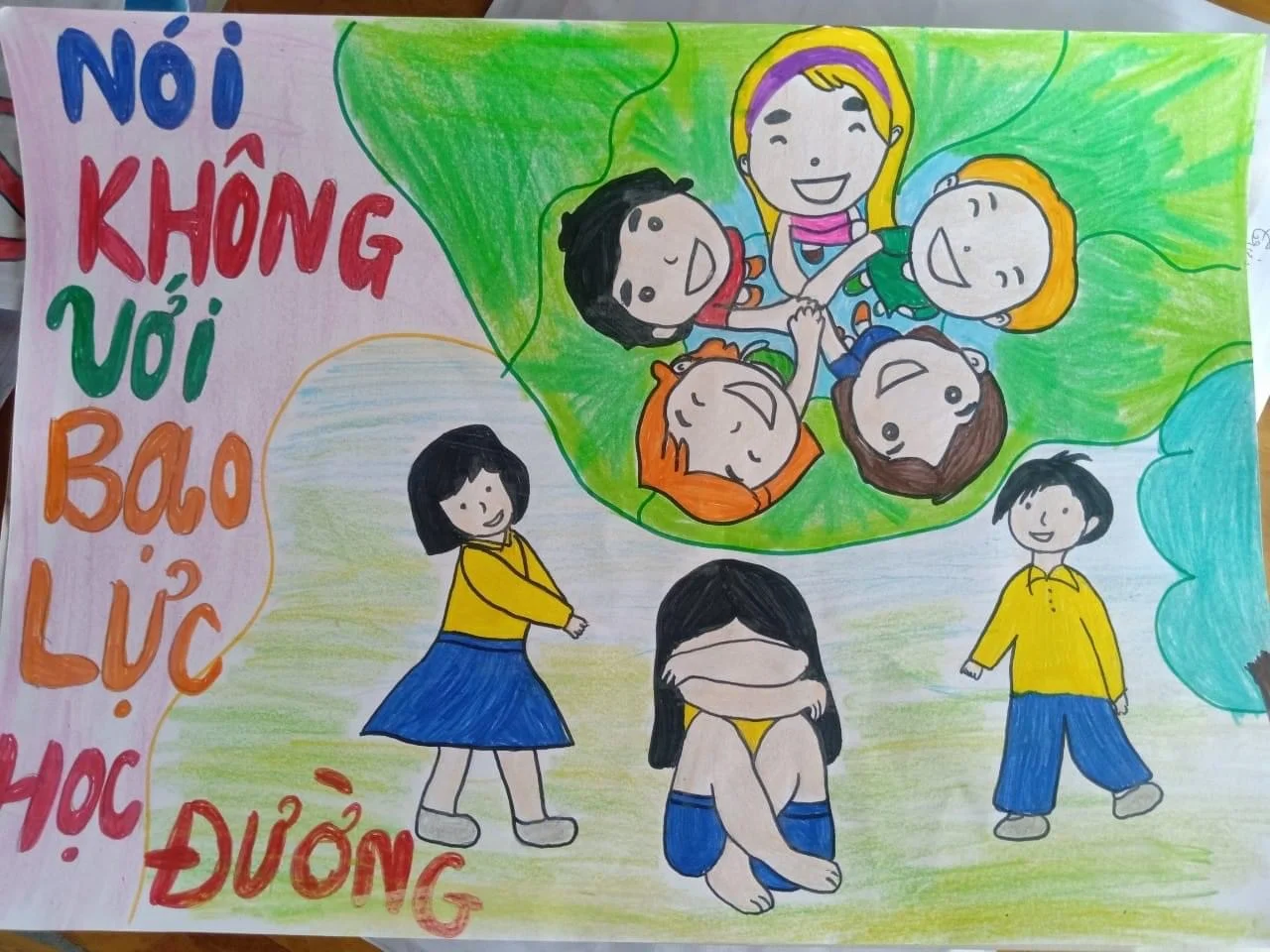 Tranh vẽ chủ đề nói không với bạo lực học đường, cô bạn ngồi khóc giữa vòng tay bạn bè cổ vũ