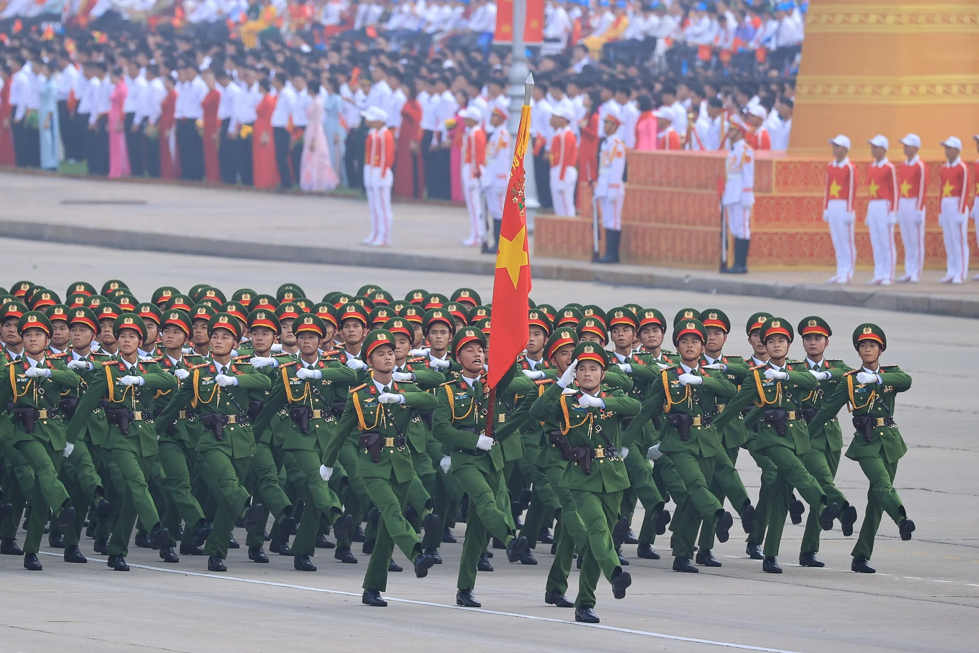 Đội ngũ công an nhân dân diễu binh
