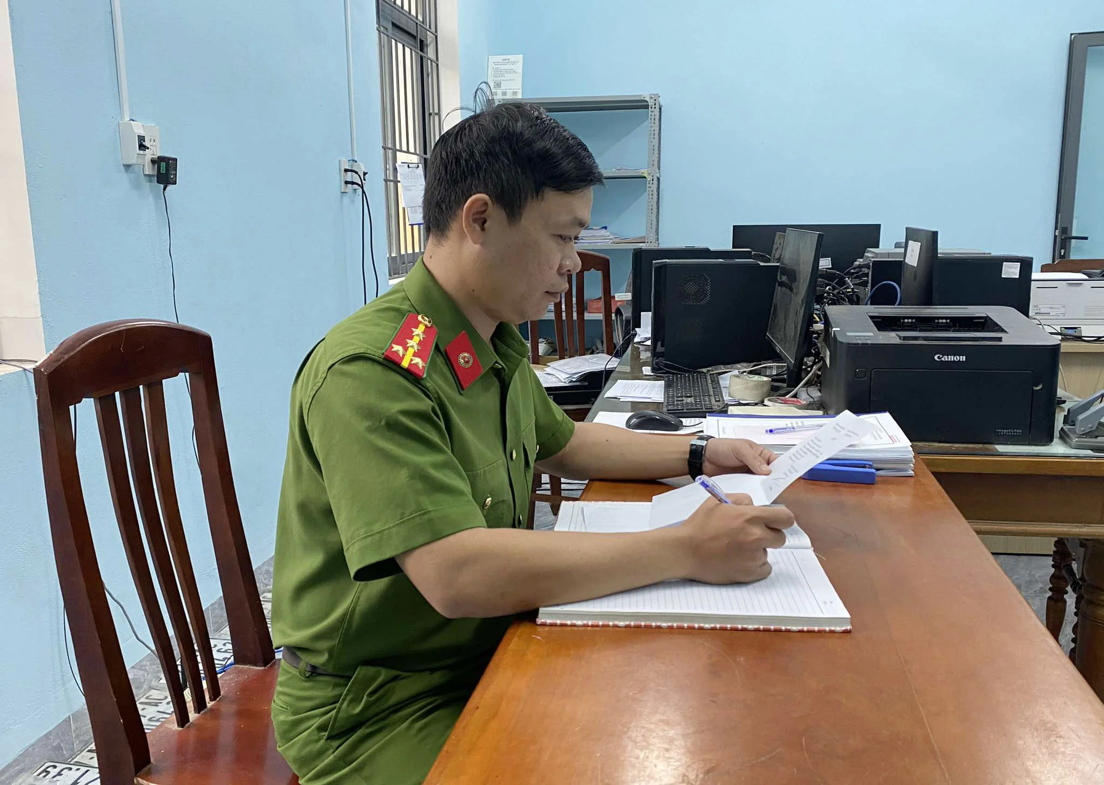 Công an xã giúp người dân nhận lại 100 triệu đồng chuyển khoản nhầm