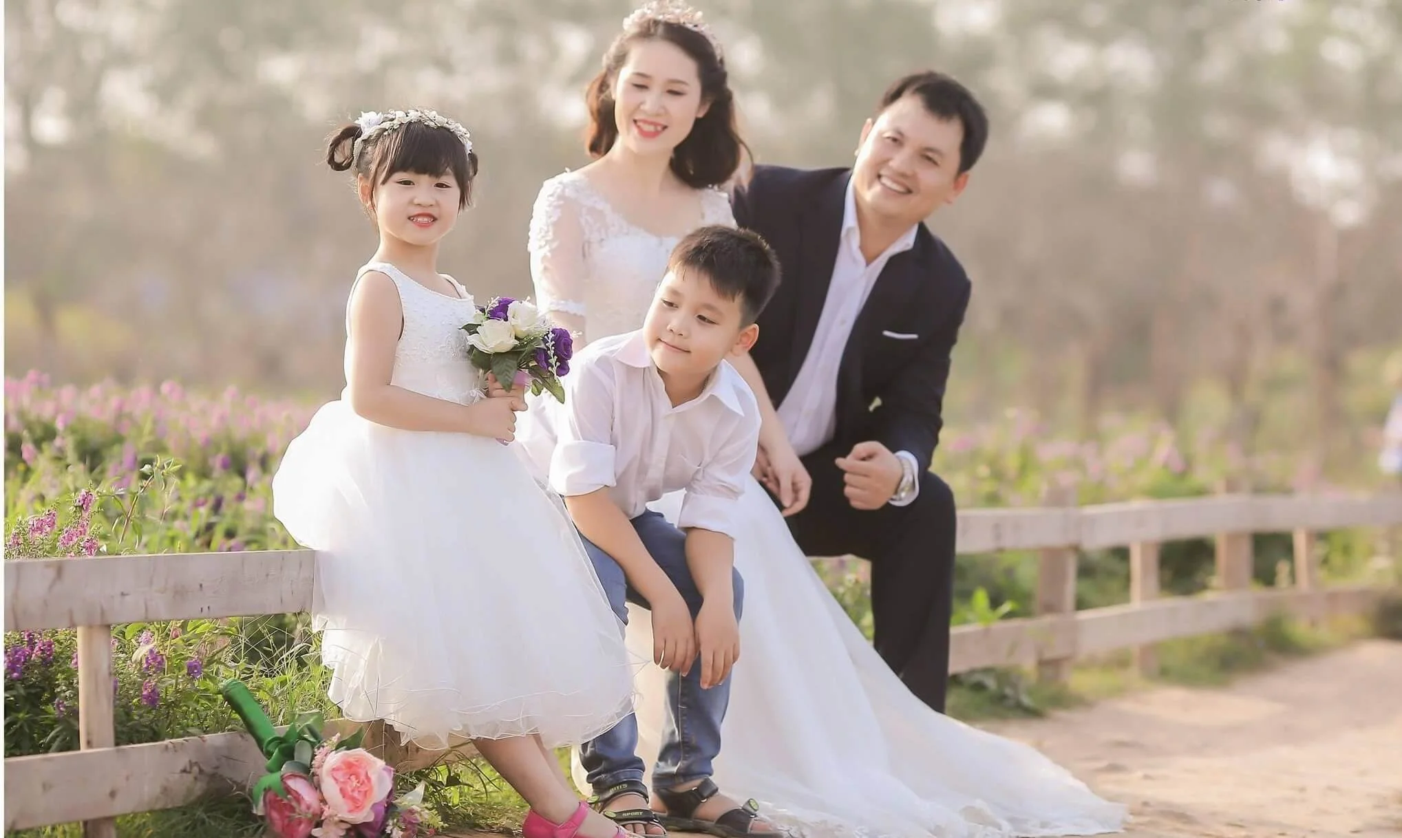hình ảnh gia đình hạnh phúc đang chụp ảnh kỷ niệm tại cánh đồng hoa