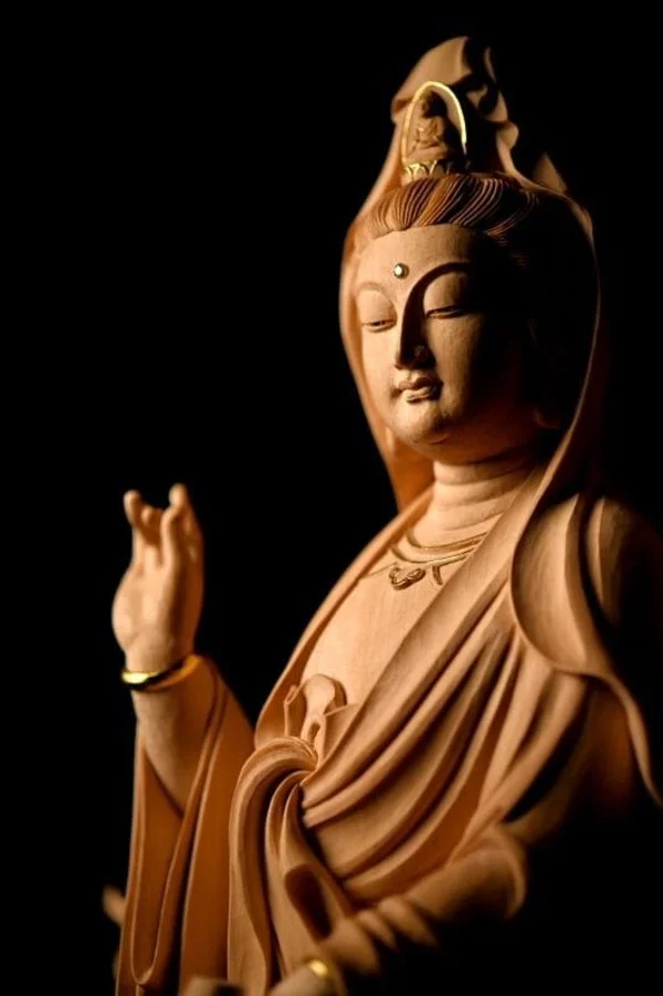 Tượng Phật Quan Âm bằng gỗ làm hình nền điện thoại