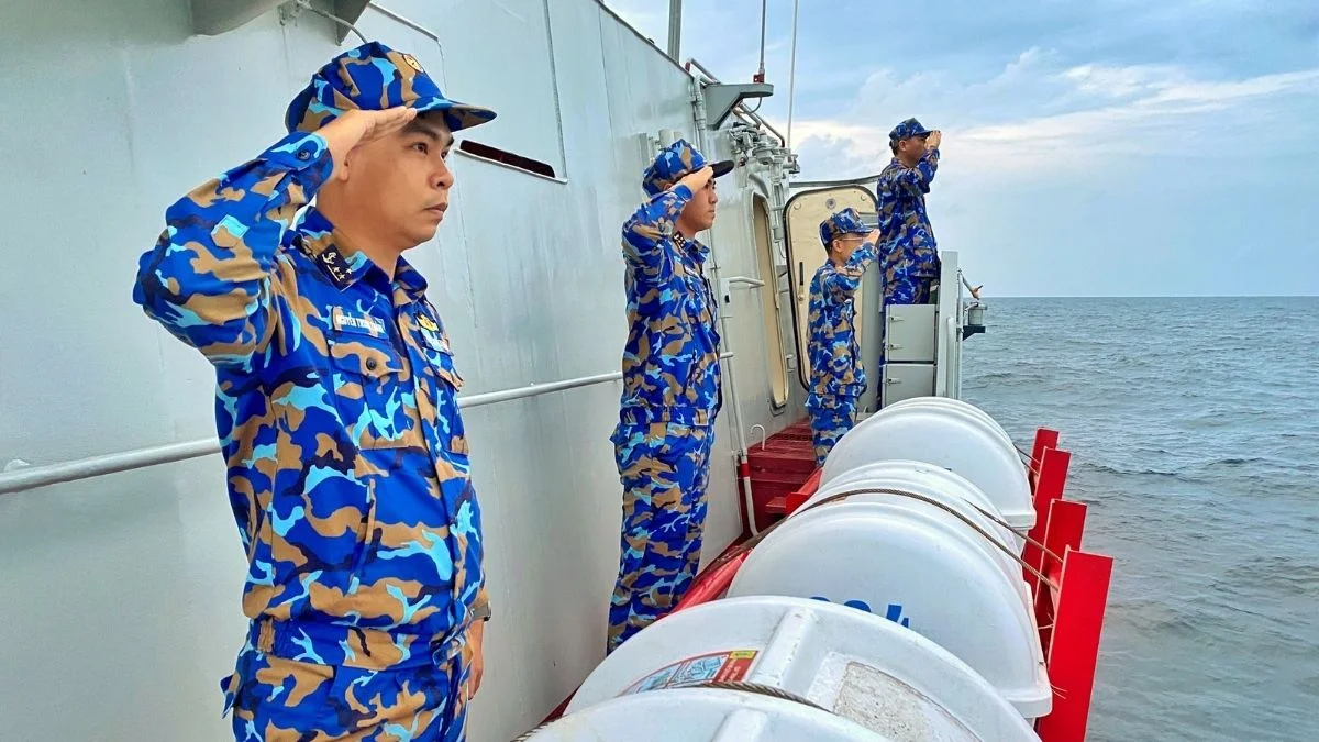 Hình ảnh chú bộ đội chào cờ nghiêm trang