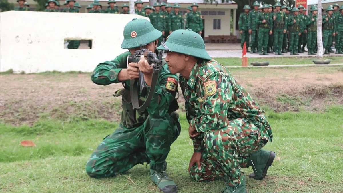 Hình ảnh chú bộ đội đang tập luyện cùng các chiến sĩ