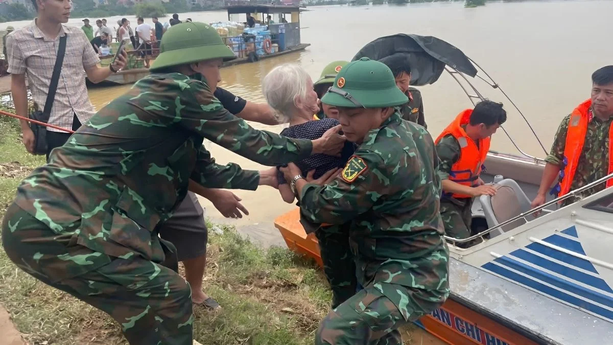Hình ảnh chú bộ đội giúp bà con trong mùa mưa lũ