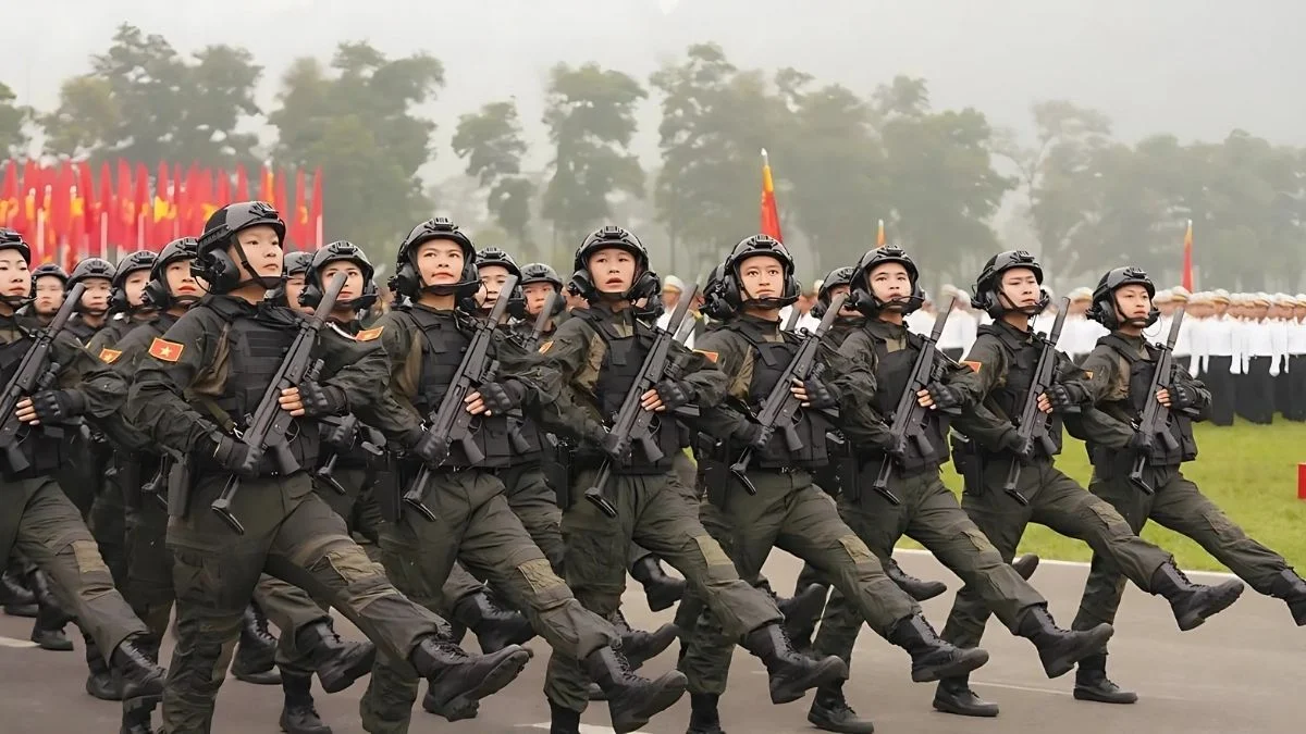 Hình ảnh chú bộ đội cầm súng chỉnh tề