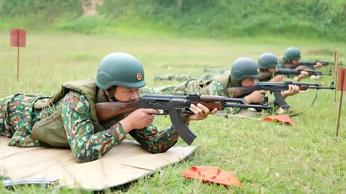 Hình ảnh chú bộ đội tập trung chú ý tập luyện
