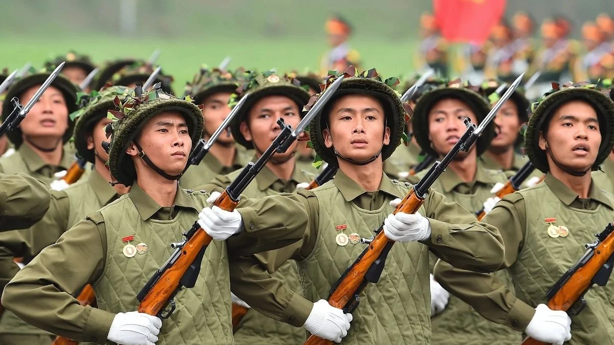 Hình ảnh chú bộ đội duyệt binh trong phong thái uy nghiêm